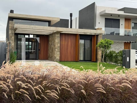 Casa Condomínio com 160m², 4 dormitórios, 4 suítes, 2 vagas, Sunset em Xangri-Lá