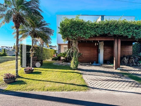 Sobrado com 151m², 3 dormitórios, 3 suítes, 2 vagas, One Atlântida Houses em Xangri-Lá