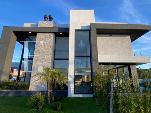 Sobrado com 240m², 4 dormitórios, 4 suítes, 2 vagas, Blue em Xangri-Lá