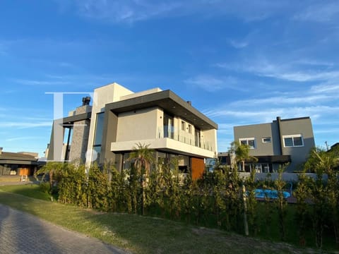 Sobrado com 240m², 4 dormitórios, 4 suítes, 2 vagas, Blue em Xangri-Lá