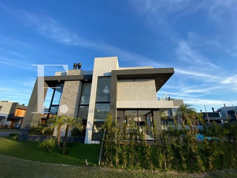 Sobrado com 240m², 4 dormitórios, 4 suítes, 2 vagas, Blue em Xangri-Lá
