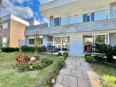 Casa com 380m², 5 dormitórios, 5 suítes, no bairro Atlântida em Xangri-Lá