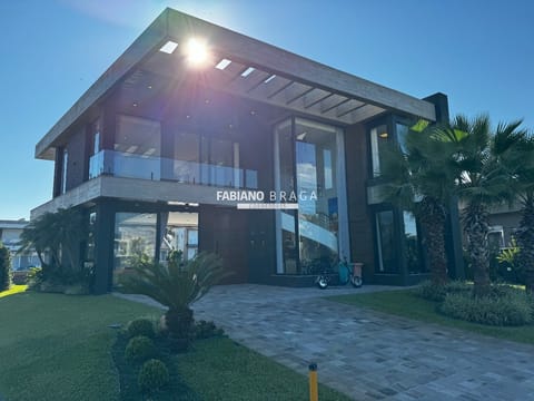 Casa Condomínio com 350m², 5 dormitórios, 5 suítes, 4 vagas, Malibu em Xangri-Lá