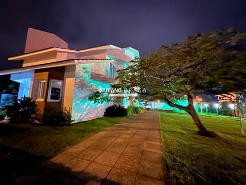 Casa com 300m², 4 dormitórios, 4 suítes, 2 vagas, no bairro Atlântida em Xangri-Lá