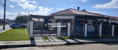 Casa com 390m², 3 dormitórios, 1 suíte, no bairro Centro em Xangri-Lá