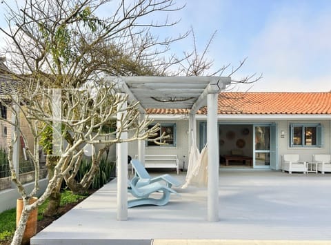 Casa com 230m², 5 dormitórios, 1 suíte, 2 vagas, no bairro Atlântida em Xangri-Lá