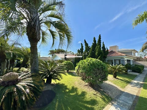 Casa com 418m², 5 dormitórios, 2 suítes, 4 vagas, Centro em Xangri-Lá