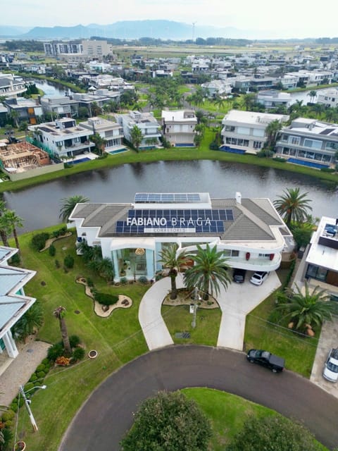 Sobrado com 961m², 6 dormitórios, 6 suítes, 4 vagas, Enseada Lagos em Xangri-Lá