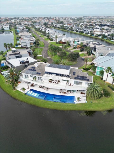 Sobrado com 961m², 6 dormitórios, 6 suítes, 4 vagas, Enseada Lagos em Xangri-Lá