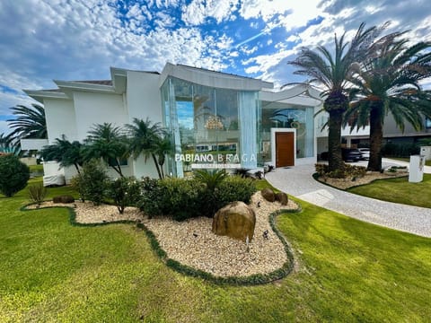 Sobrado com 961m², 6 dormitórios, 6 suítes, 4 vagas, Enseada Lagos em Xangri-Lá