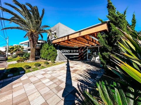 Sobrado com 480m², 4 dormitórios, 4 suítes, 2 vagas, Malibu em Xangri-Lá