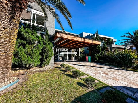 Sobrado com 480m², 4 dormitórios, 4 suítes, 2 vagas, Malibu em Xangri-Lá