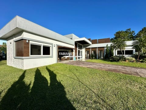 Casa Condomínio com 240m², 4 dormitórios, 1 suíte, 2 vagas, Lagoa do Passo em Osório
