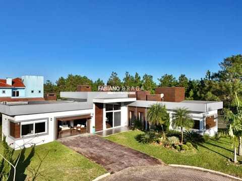 Casa Condomínio com 240m², 4 dormitórios, 1 suíte, 2 vagas, Lagoa do Passo em Osório