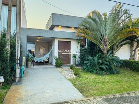 Casa Condomínio com 155m², 3 dormitórios, 3 suítes, 2 vagas, Las Palmas em Xangri-Lá