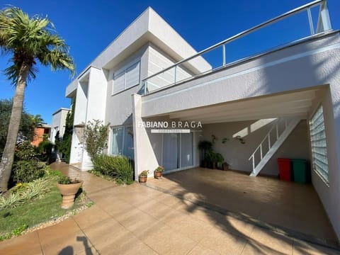 Sobrado com 185m², 4 dormitórios, 4 suítes, 2 vagas, Riviera em Xangri-Lá