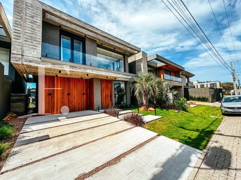 Sobrado com 265m², 4 dormitórios, 4 suítes, 2 vagas, Sunset em Xangri-Lá