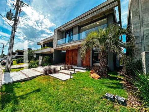 Sobrado com 265m², 4 dormitórios, 4 suítes, 2 vagas, Sunset em Xangri-Lá