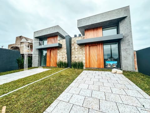Casa com 81m², 3 dormitórios, 1 suíte, 1 vaga, no bairro Rainha do Mar em Xangri-Lá