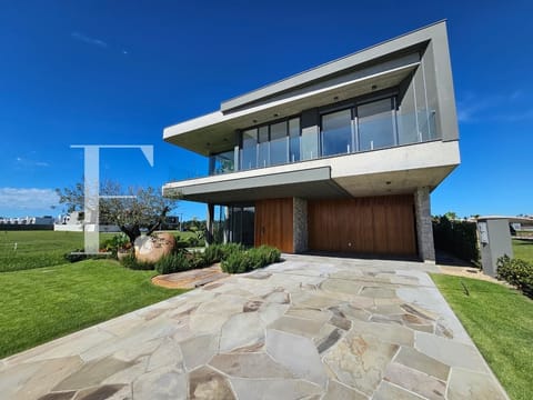 Sobrado com 421m², 5 dormitórios, 5 suítes, 2 vagas, Lótus em Xangri-Lá
