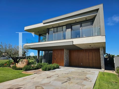 Sobrado com 421m², 5 dormitórios, 5 suítes, 2 vagas, Lótus em Xangri-Lá