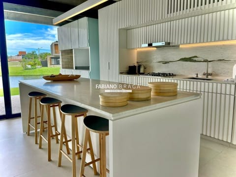 Sobrado com 330m², 3 dormitórios, 1 suíte, 2 vagas, Sense em Xangri-Lá