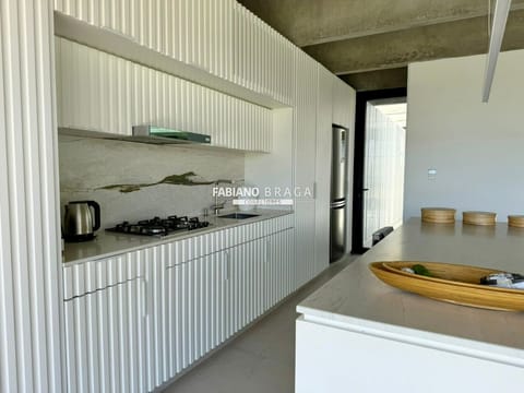 Sobrado com 330m², 3 dormitórios, 1 suíte, 2 vagas, Sense em Xangri-Lá
