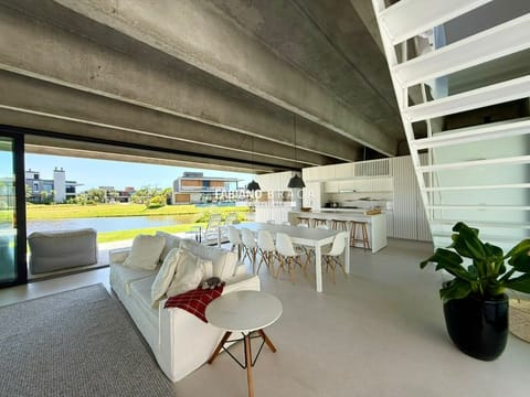 Sobrado com 330m², 3 dormitórios, 1 suíte, 2 vagas, Sense em Xangri-Lá