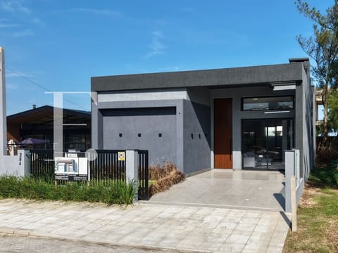 Casa com 171m², 4 dormitórios, 4 suítes, 2 vagas, no bairro Noiva do Mar em Xangri-Lá
