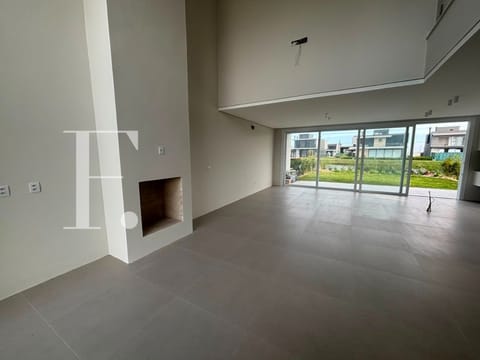 Sobrado com 232m², 4 dormitórios, 4 suítes, 2 vagas, Allure Beach Condo em Xangri-Lá