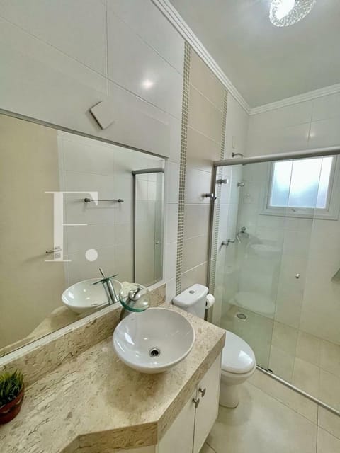 Sobrado com 285m², 5 dormitórios, 5 suítes, 2 vagas, Condado de Capão em Capão da Canoa