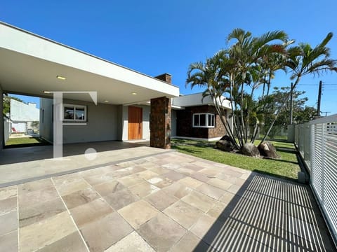 Casa com 260m², 4 dormitórios, 4 suítes, 2 vagas, no bairro Atlântida em Xangri-Lá