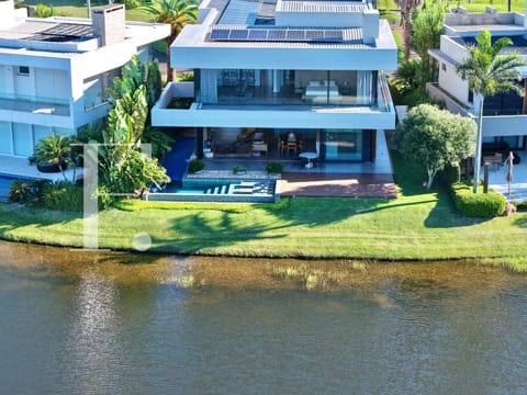 Sobrado com 455m², 5 dormitórios, 5 suítes, 2 vagas, Enseada Lagos em Xangri-Lá