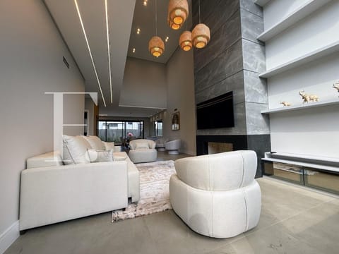 Sobrado com 216m², 4 dormitórios, 4 suítes, 2 vagas, Sunset em Xangri-Lá