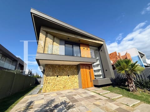 Sobrado com 216m², 4 dormitórios, 4 suítes, 2 vagas, Sunset em Xangri-Lá