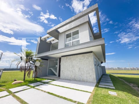 Sobrado com 165m², 4 dormitórios, 4 suítes, 2 vagas, Joy Xangri-Lá em Xangri-Lá