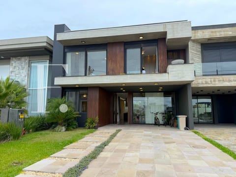 Sobrado com 248m², 5 dormitórios, 5 suítes, 2 vagas, Sunset em Xangri-Lá