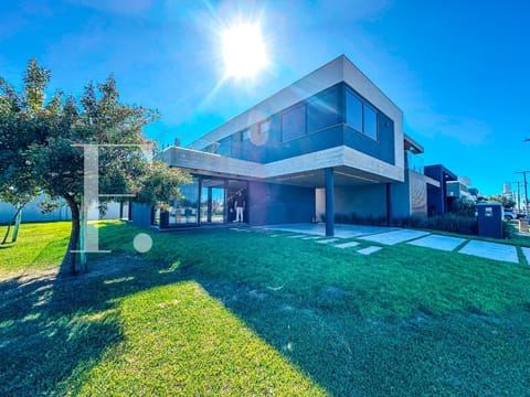 Sobrado com 269m², 4 dormitórios, 3 suítes, 2 vagas, Blue em Xangri-Lá