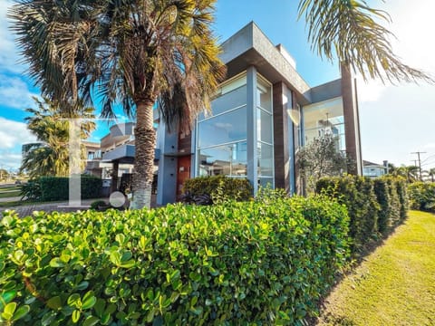 Sobrado com 340m², 5 dormitórios, 5 suítes, 2 vagas, Enseada Lagos em Xangri-Lá