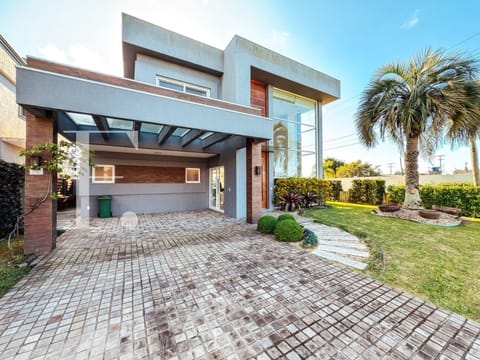Sobrado com 340m², 5 dormitórios, 5 suítes, 2 vagas, Enseada Lagos em Xangri-Lá