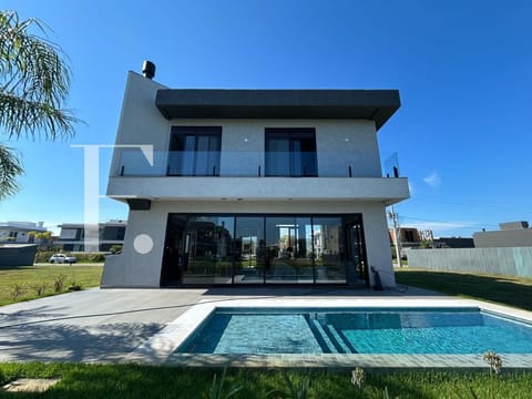 Sobrado com 230m², 4 dormitórios, 4 suítes, 2 vagas, Sunset em Xangri-Lá
