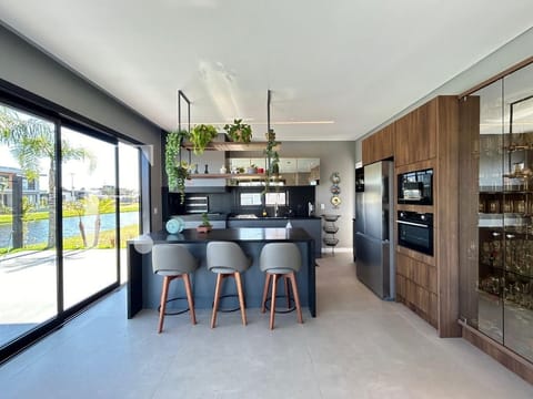 Sobrado com 230m², 4 dormitórios, 4 suítes, 2 vagas, Sunset em Xangri-Lá