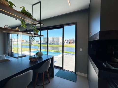 Sobrado com 230m², 4 dormitórios, 4 suítes, 2 vagas, Sunset em Xangri-Lá
