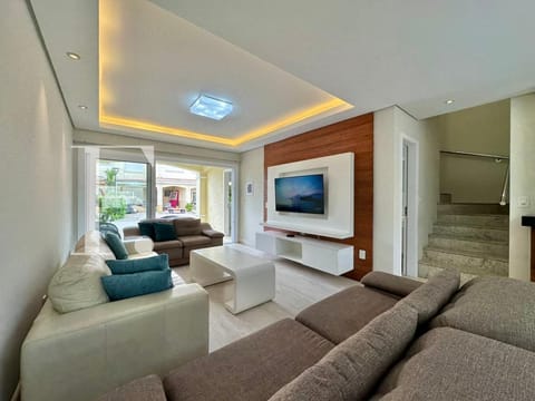 Sobrado com 170m², 4 dormitórios, 2 suítes, 2 vagas, Villas Resort em Xangri-Lá