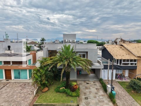 Sobrado com 238m², 4 dormitórios, 4 suítes, 2 vagas, Condado de Capão em Capão da Canoa
