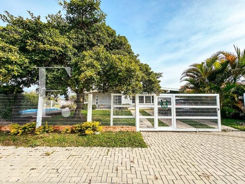 Casa com 240m², 4 dormitórios, 4 suítes, 2 vagas, no bairro Centro em Xangri-Lá