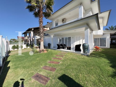Casa com 350m², 4 dormitórios, 2 suítes, 2 vagas, no bairro Atlântida em Xangri-Lá