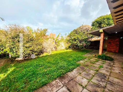 Casa com 1080m², 4 dormitórios, 2 suítes, 2 vagas, no bairro Atlântida em Xangri-Lá