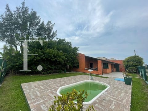 Casa com 150m², 4 dormitórios, 1 suíte, 2 vagas, no bairro Centro em Xangri-Lá
