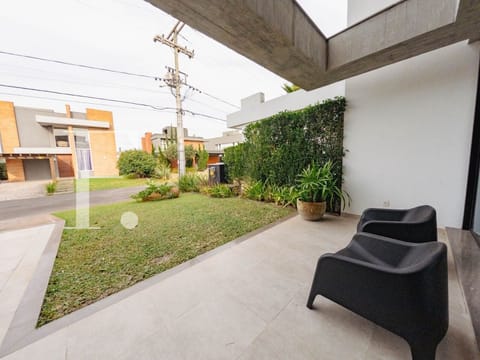 Sobrado com 253m², 4 dormitórios, 4 suítes, 4 vagas, Malibu em Xangri-Lá